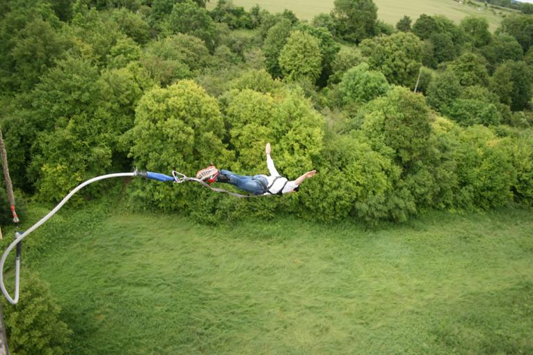 Saut à l'élastique viaduc de Druyes les Belles Fontaines