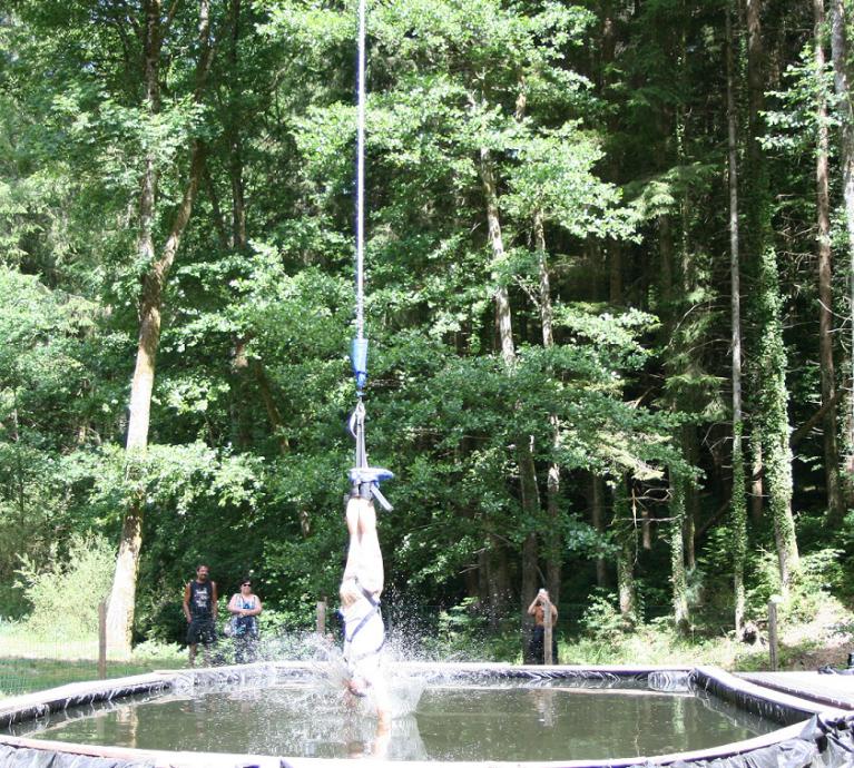 Saut à l'élastique Touché d'eau.