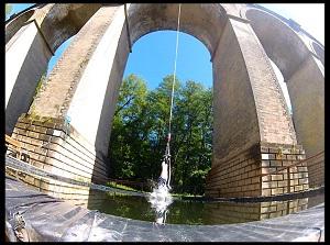 Saut à l'élastique touché d'eau.